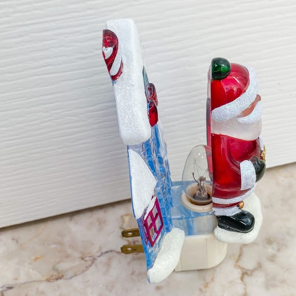 Magical Winter Christmas Santa with Glitter Nightlight - Picture 4 of 5